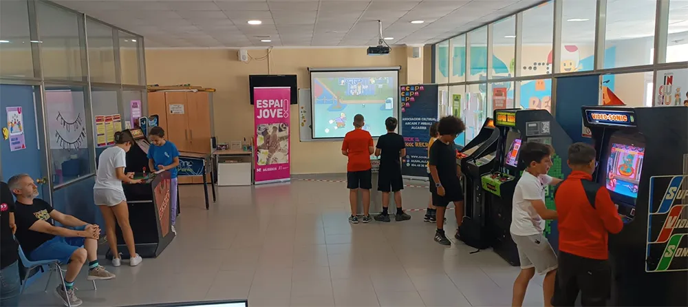 Evento con máquinas arcade en el Ayuntamiento de Museros